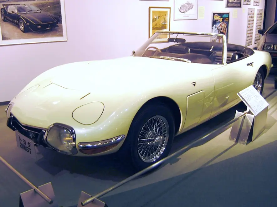 Coche en un museo