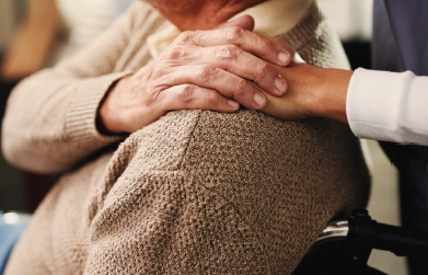 pareja tomados de la mano