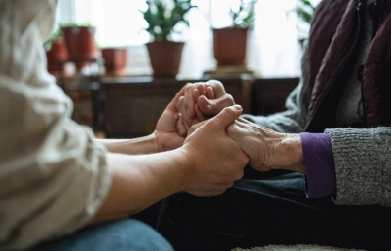 personas tomadas de la mano