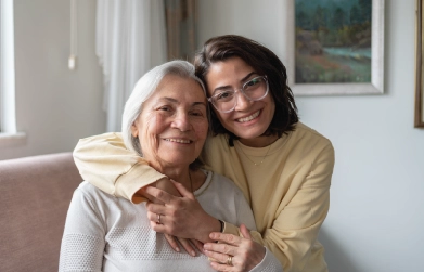 Dos mujeres sonriendo