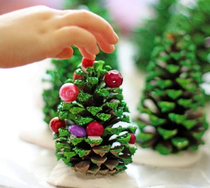 Children decorating pine cones