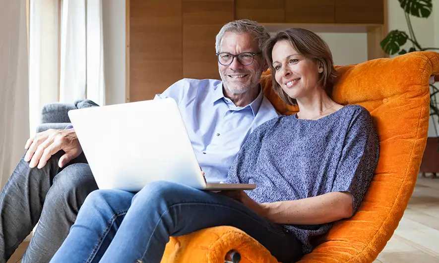 couple happy to easily file renters insurance claims online