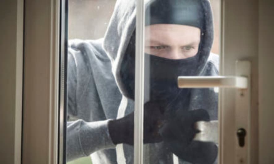 Person picking a house's lock