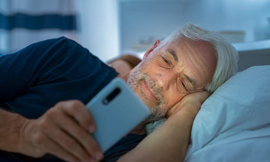 Keep Your Eyes Off Screens to Avoid Sleep Procrastination