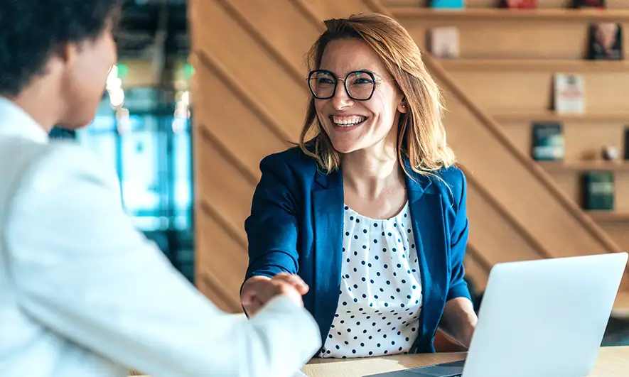 agent helping client