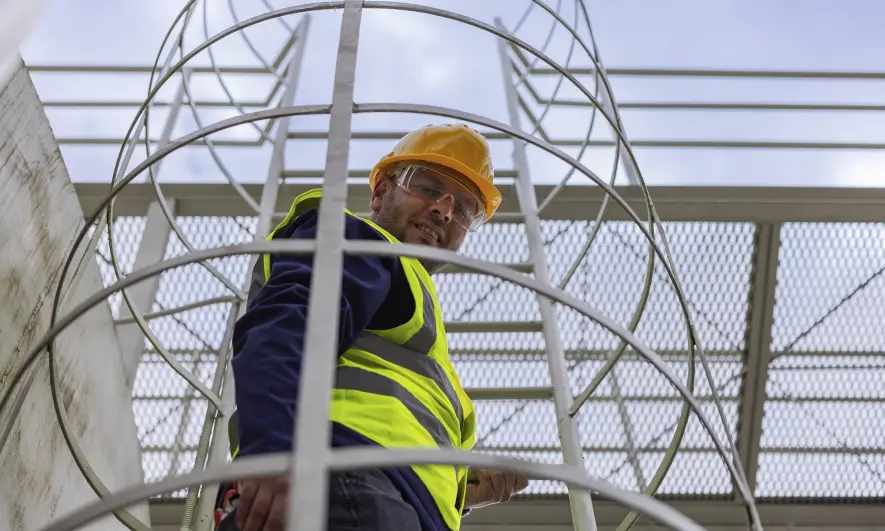 Hombre con casco en un sitio de construcción