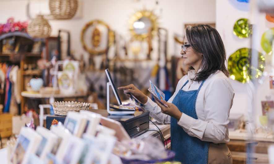 Propietario de una pequeña empresa feliz sabiendo el costo del seguro de responsabilidad civil por productos