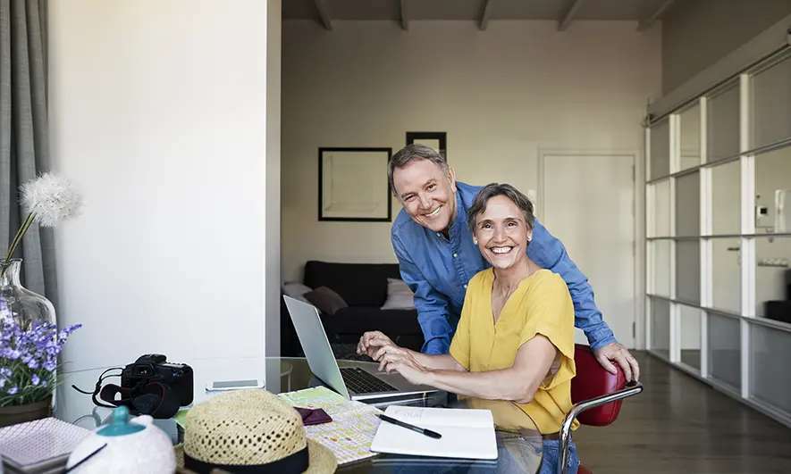 couple happy to get a renters insurance quote online from their apartment