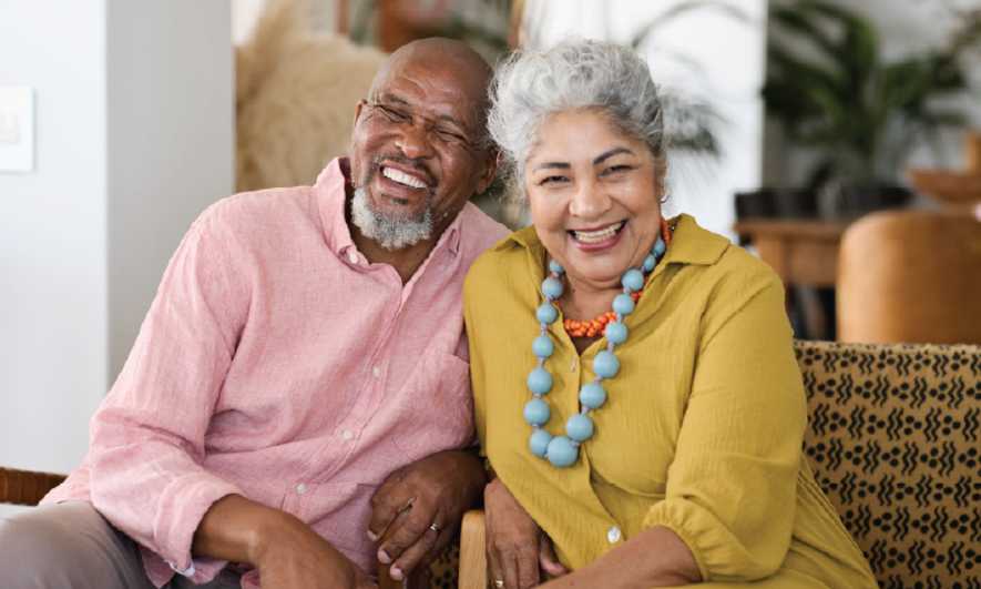 pareja feliz en casa