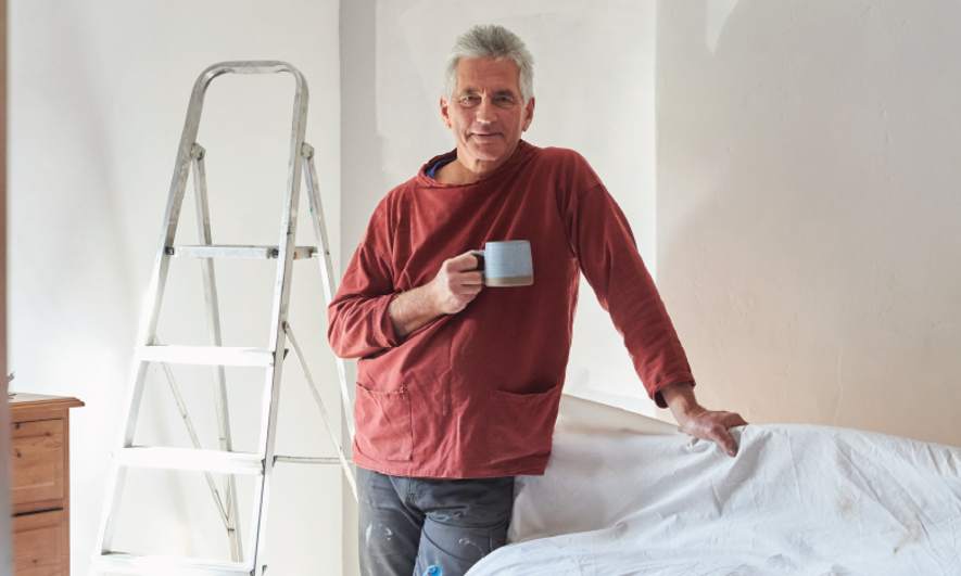 El hombre se prepara para remodelar su casa