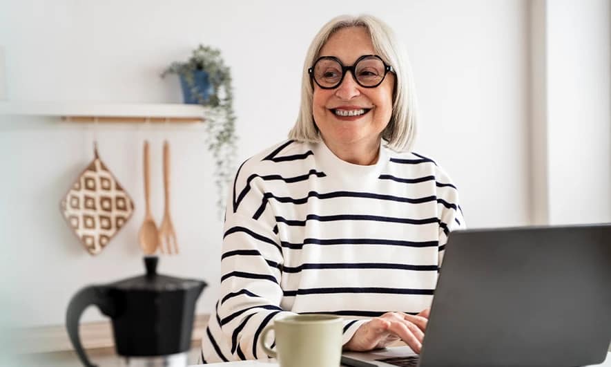 female customer pleased with getting car Insurance coverage in illinois online