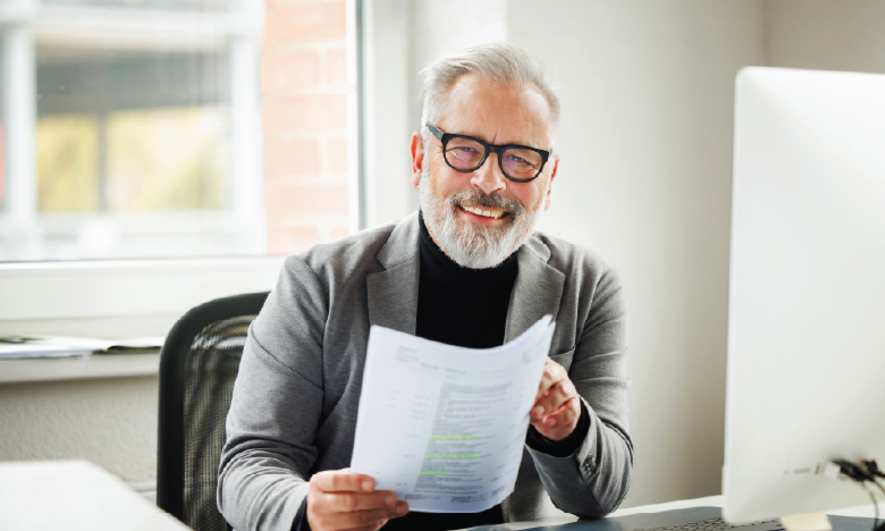 Hombre prepara documentos