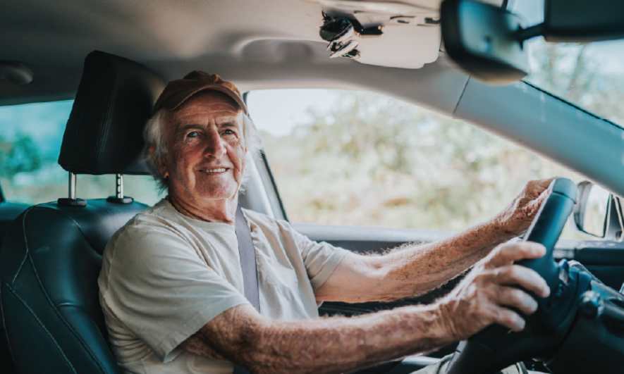 hombre conduciendo felizmente