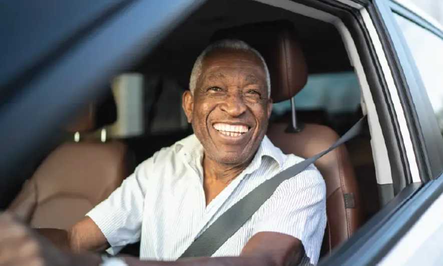 hombre feliz de conducir