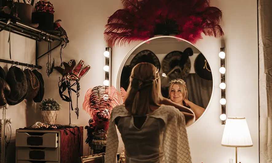 business owner happy to do her job after getting entertainer insurance