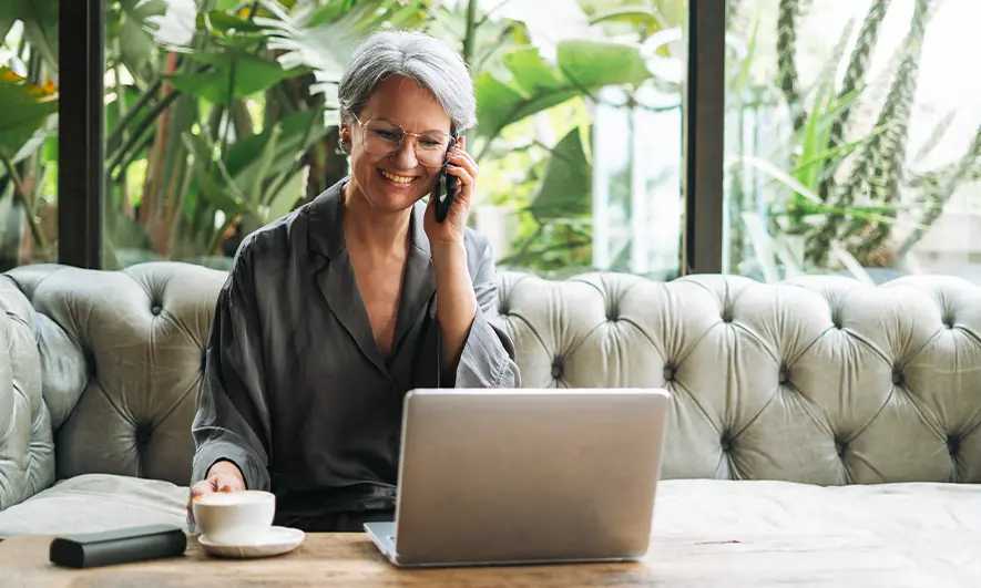 small business owner easily gets proof of insurance for bloggers online