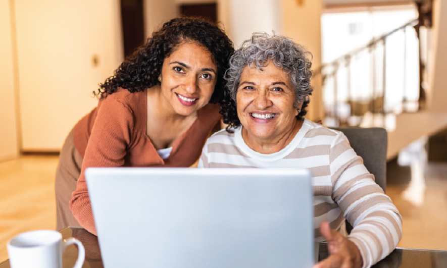 madre e hija en la computadora
