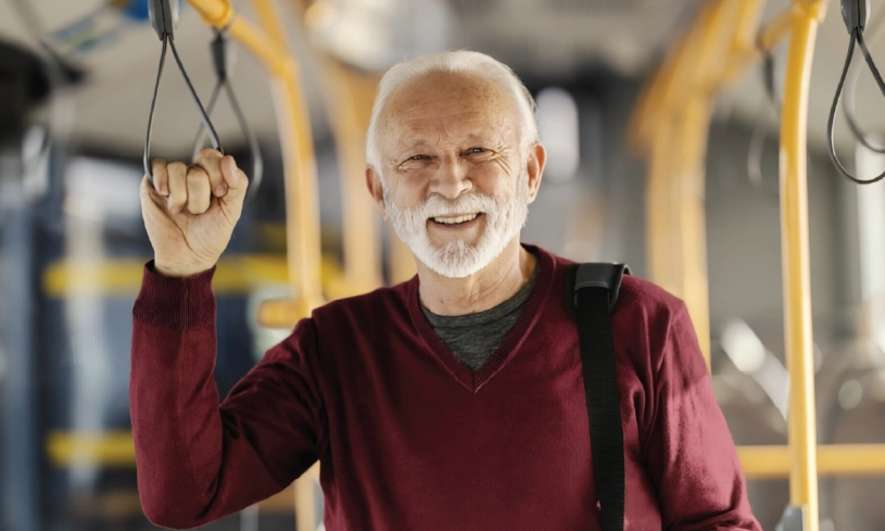Hombre en el autobús