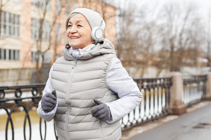 woman walking listen to an audiobook